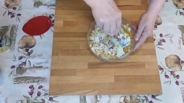 Салат с курицей, ананасом, кукурузой и яйцом смотреть онлайн