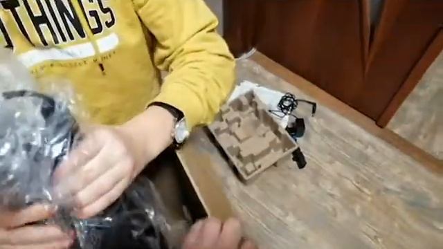 Распаковка - Вертикальный портативный пылесос Philips FC6168/01 смотреть онлайн