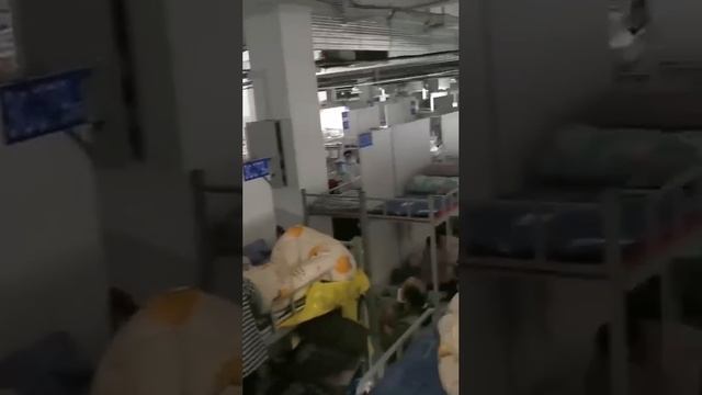 Появились новые кадры из Китая, снятые внутри карантинных лагерей смотреть онлайн