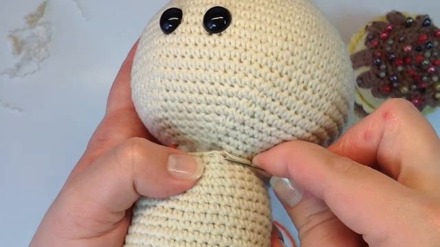 Как сшивать игрушки амигуруми: сшивание круглой Головы и овального Тела. Вышивка Носа коту CatMoon. смотреть онлайн