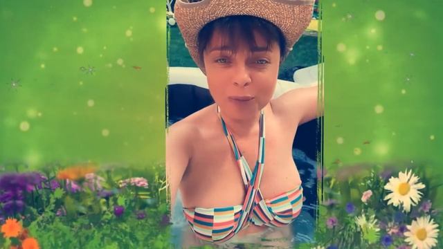Ягодка! "Карантин фигуру подпортил": Королева в купальнике не решилась показать себя в полный рост смотреть онлайн