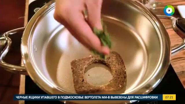 Яичница глазунья со шпинатом на зерновом хлебе. Эфир от 22.09.2016 смотреть онлайн