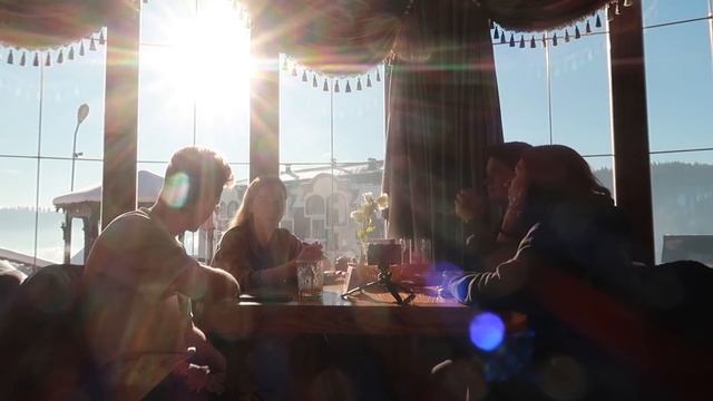 Автомобильное путешествие с друзьями в горы ?⛷ Собираем вещи || Первый день в отеле | ЗАБОЛЕЛА смотреть онлайн