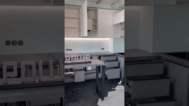 Бело-серая матовая кухня с барной стойкой , под потолок, в ЖК4You. Кухни Проша смотреть онлайн