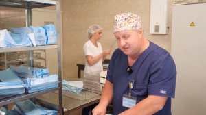 Упаковка медицинского инструмента перед стерилизацией.