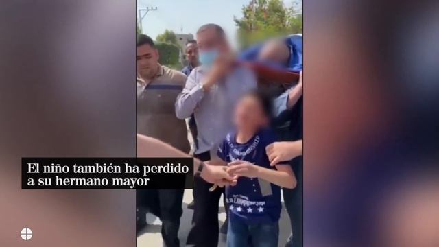 Un niño palestino corre hacia el cadáver de su padre, muerto por los bombardeos israelíes смотреть онлайн