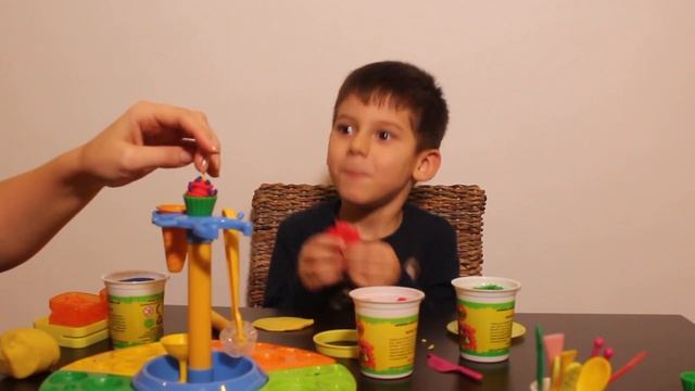Пицца, мороженое, кексы - всё из пластилина Плейдо. Pizza, ice cream, cakes - all made of Play Doh. смотреть онлайн