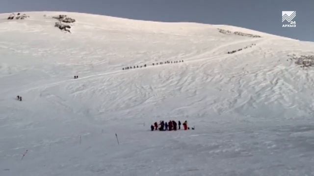 Полицейский из КЧР штурмует Эльбрус.mp4 смотреть онлайн