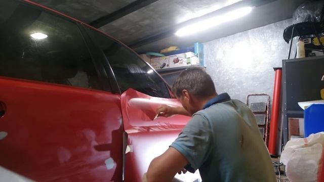 Поклейка автопленки на дверь. Автовинил. Ланос.