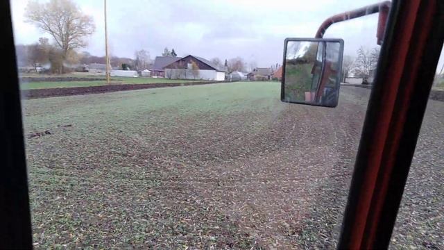 Осенняя вспашка земли с Т-25 смотреть онлайн