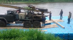 Буровая установка на базе ЗИЛ-131 на плавучей площадки 14х8 м из модульных пластиковых понтонов