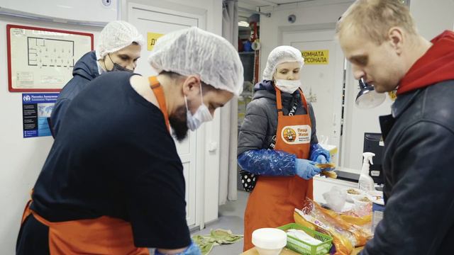 Пища Жизни Санкт-Петербург раздает горячие обеды в Обухово смотреть онлайн
