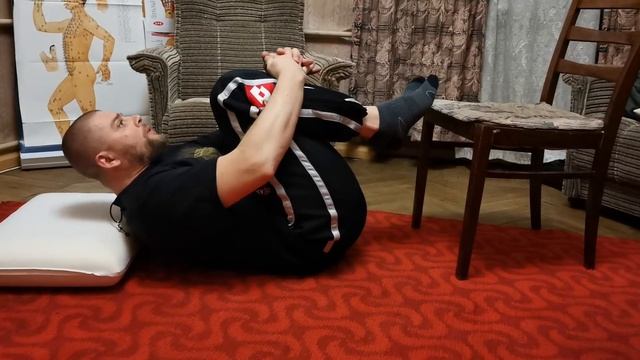 Упражнение с подтягиванием колен. 膝抱え体操 смотреть онлайн