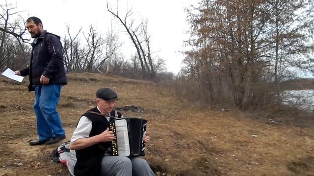Нам песня строить и жить помогает!И тот кто с песней по жизни шагает,тот никогда и нигде не пропадё смотреть онлайн
