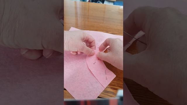 Урок по обработке горловины плечевого изделия обтачкой. ОБТАЧКА 2 смотреть онлайн
