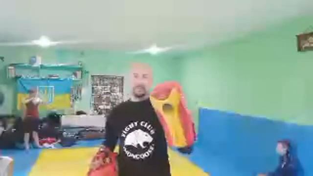 Тренировка по ММА, постановка бокового удара с помощью кружки смотреть онлайн