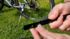 Установка корзины на багажнике велосипеда.