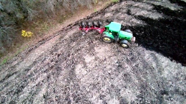 работа плуга Alpler 4+1 сьемка с коптера Агродрай смотреть онлайн