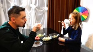 Когда Мамы Нет Дома! Амелька Одна дома с Папой! Почему они не поделили еду?