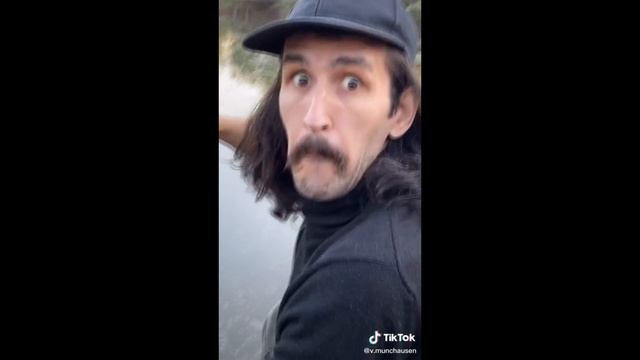 Подкармливаю рыбку. Дядя Валера творит добрые дела (В.Мюнхаузен) смотреть онлайн