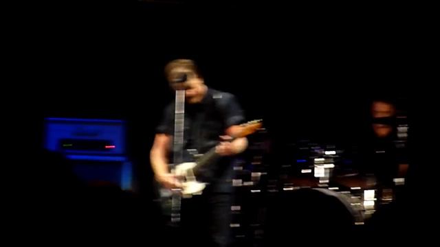 Pearl Jam - Ed and his sparkly jacket (May 7, 2022) смотреть онлайн