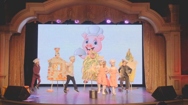 Театральная постановка на французском языке "Три поросенка"! смотреть онлайн