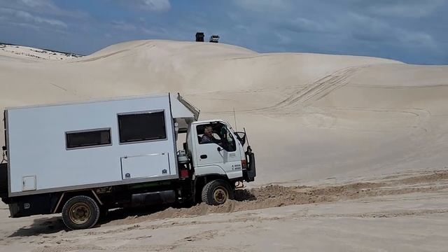 4WD Trucks Day on Lancelin Sand Dunes / Iveco Daily vs Isuzu NPS vs Mercedes vs Mitsubishi Canter смотреть онлайн