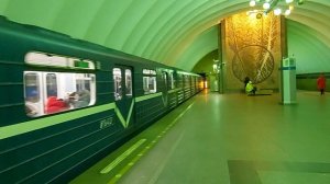 Прибытие метропоезда на станцию Озерки, Санкт-Петербург