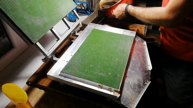 Вощина своими руками, пресс форма для БЫСТРОГО литья вощины. смотреть онлайн