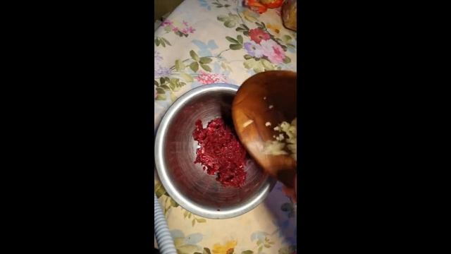 Салат из свёклы с чесноком и сыром смотреть онлайн