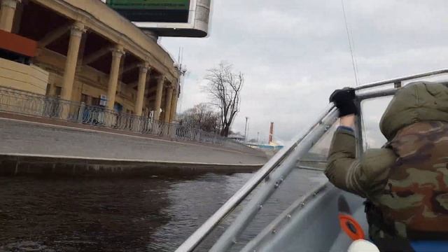 Водная прогулка по Санкт-Петербургу на самодельной надувной лодке класса РИБ смотреть онлайн
