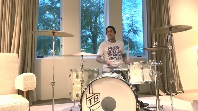 Machine Gun Kelly & Travis Barker - Misery Business (Paramore Cover) смотреть онлайн