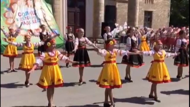 Солнце в детских ладошках Образцовый коллектив Ансамбль танца "Фантазия" смотреть онлайн