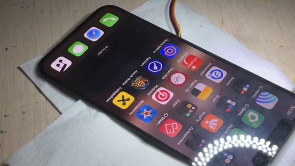 IPhone 12 не включается