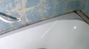 Щель между ванной и стеной. Решение проблемы не совсем обычно, но просто и надежно.