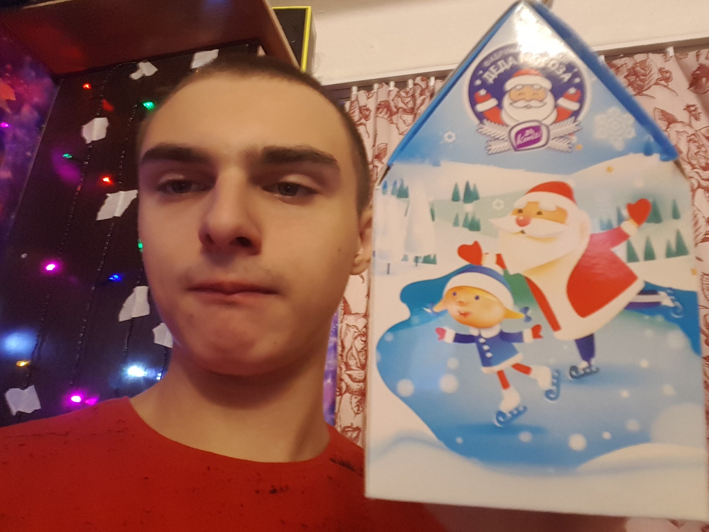 купил новогодней подарок в нутре конфеты за 149 рублей.
