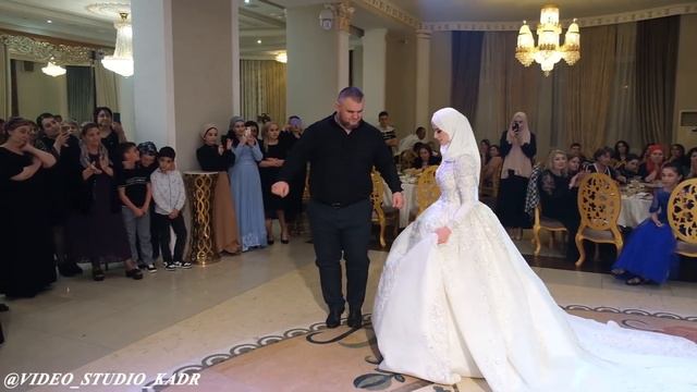 ТАНЕЦ НЕВЕСТЫ И БРАТА НА СВАДЬБЕ (ВИДЕОСТУДИЯ "КАДР") смотреть онлайн