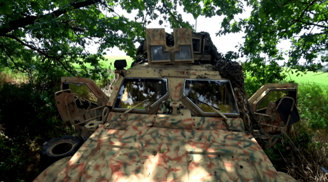 Появились кадры подрыва на мине американского броневика ВСУ Oshkosh