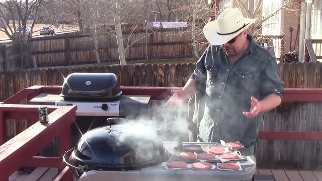 Бюргеры (бургеры?) с сыром пармезан и томатным соусом смотреть онлайн