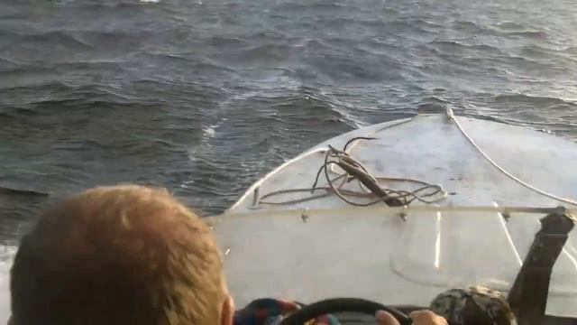 катер Амур и большие волны