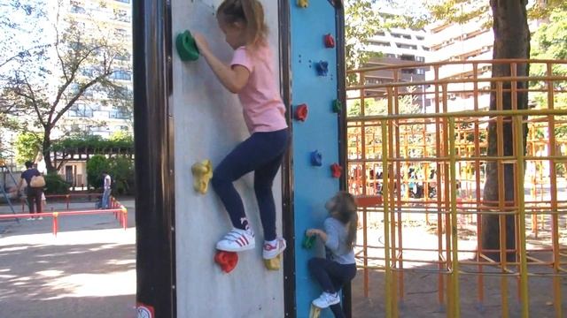 Мила и Ника пробуют Японские сладости, строят шалаш и играют на детской площадке в Токио смотреть онлайн