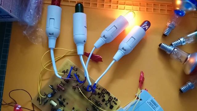 Бегущие огни на двух тиристорах и  мультивибраторе.