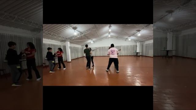 Bachata. Nivel básico. Viernes, 10 de Noviembre de 2023????Salón comunal del Rincón del Puente 2 смотреть онлайн