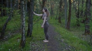 Растягивание с деревьями в лесу