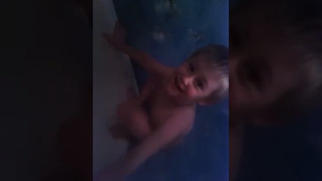 #3 Купаемся Играем Балуемся в ванной много игрушек Playing in the bathroom bathe смотреть онлайн