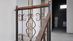 Двух этажный дом с балконом для большой семьи .