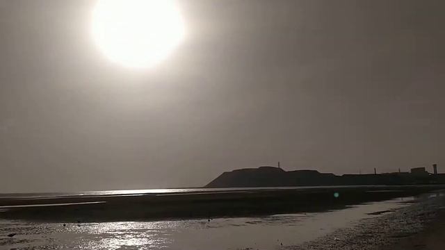 Моретерапия. Кто-то о чём-то где-то волнуется, а им море по колено) # смотреть онлайн