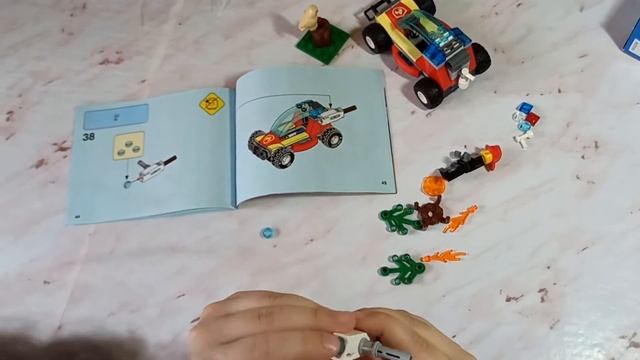 Распаковка и сборка Lego City 60247 Лесные пожарные. смотреть онлайн