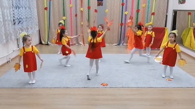 танец Листопад 7 группа детский сад 16 Родничок г Улан-Удэ смотреть онлайн