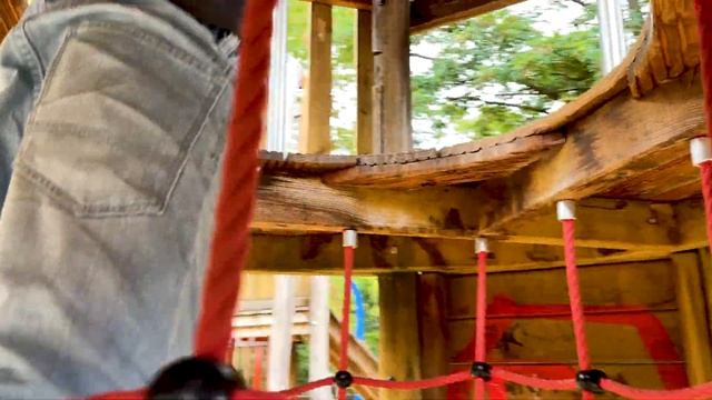 Ричи и Эди веселятся и играют на детской площадке. Die Kinder spielen auf dem Spielplatz. смотреть онлайн